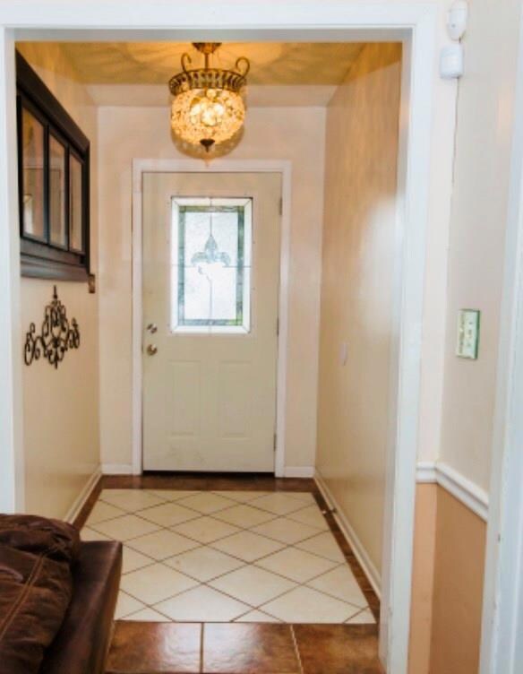 spacious foyer to decorate very pretty
