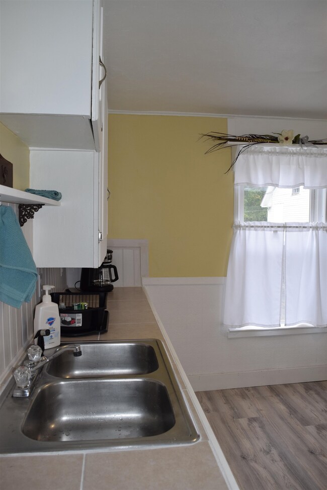 79 Union St unit 4, Littleton, NH 03561 - photo 4