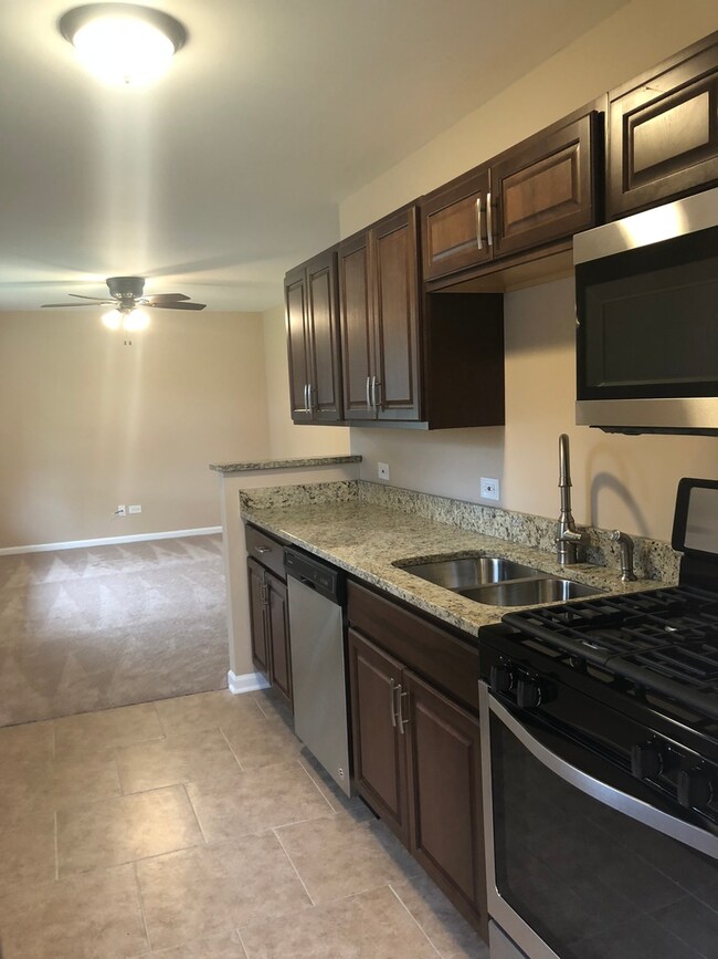 69 Sparrow Rd, Carpentersville, IL 60110 - photo 6