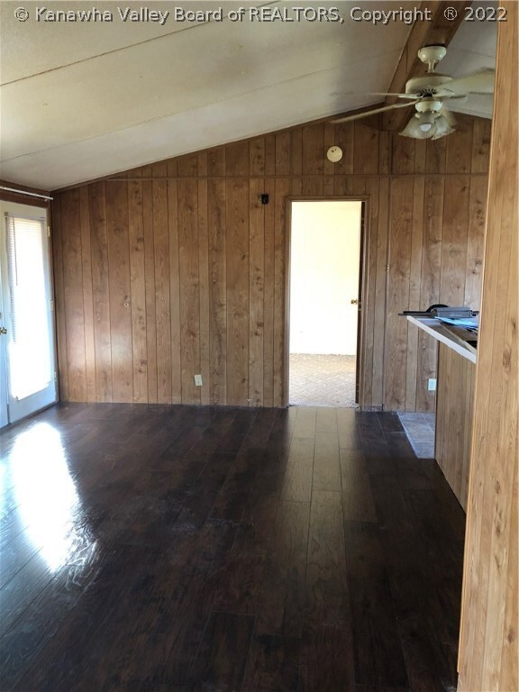 3303 Crooked Creek Rd, Charleston, WV 25309 - photo 5