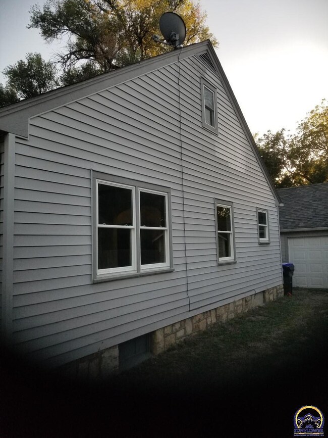 921 SW Plass Ave, Topeka, KS 66606 - photo 3