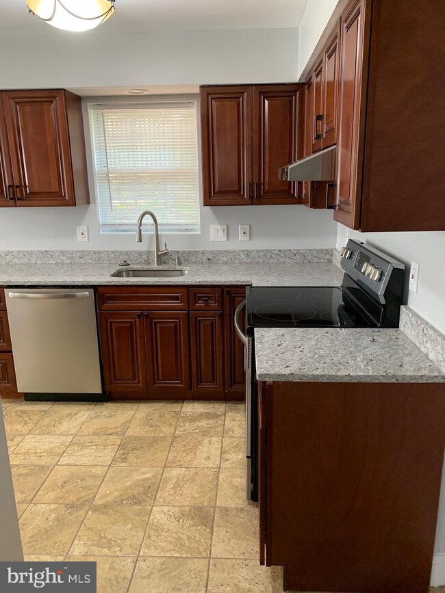 915 Newington Ct, Capitol Heights, MD 20743 - photo 5