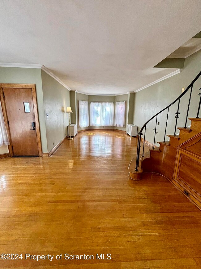 527 E Market St, Scranton, PA 18509 - photo 3