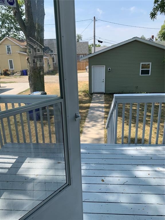 320 7th St SW, Cedar Rapids, IA 52404 - photo 2