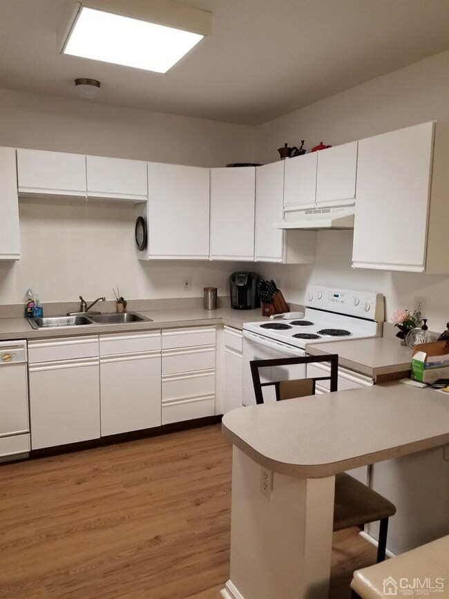 Shore Gate Village Grand Condominium unit 102, South Amboy, NJ 08879 - photo 7