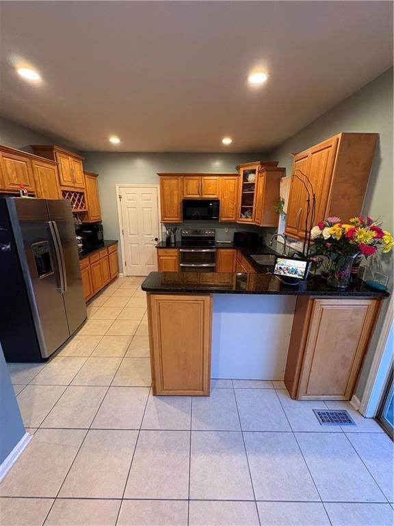 Kitchen with fridge, range with two ovens, a penin