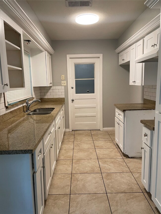 10303 Bretton Dr, Houston, TX 77016 - photo 6