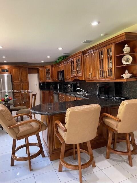 Kitchen w/countertop that accommodates stools/chai
