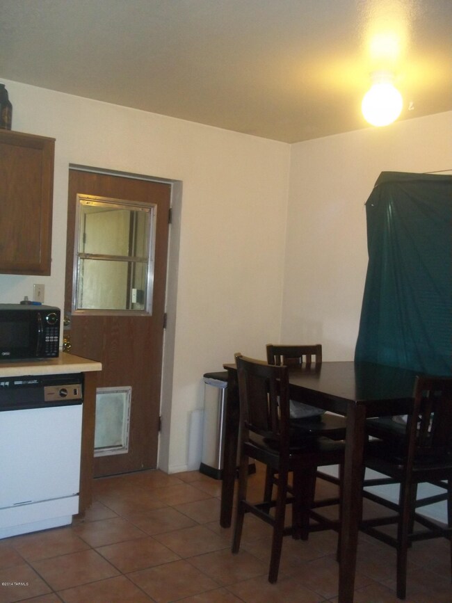 1408 E 8th 053