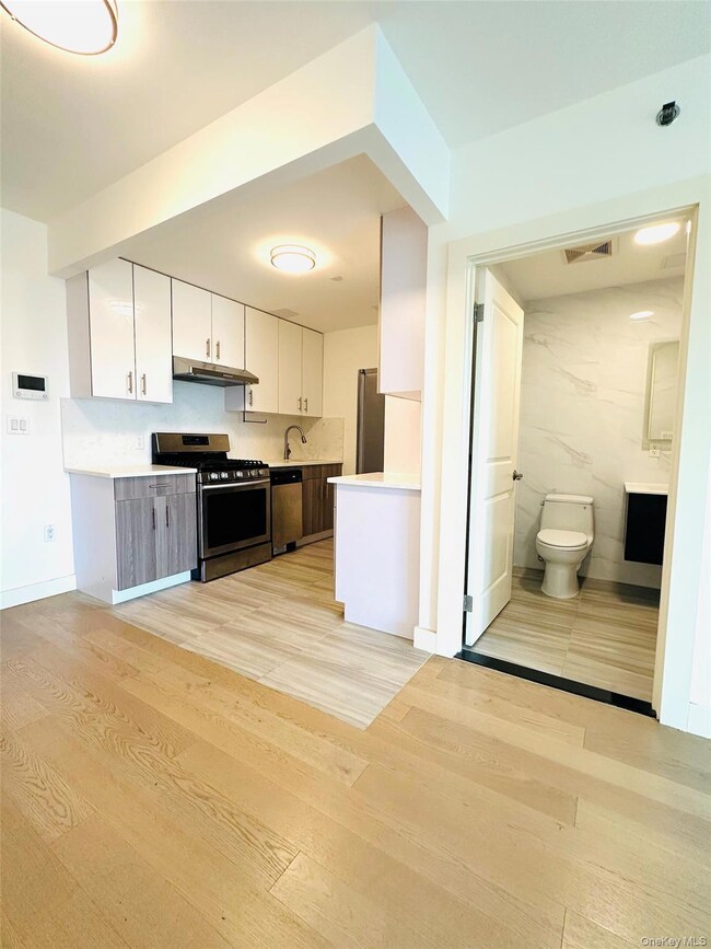 Rego Parc unit 6F, Rego Park, NY 11374 - photo 6