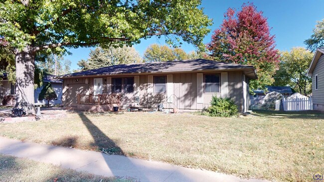 3400 SW Eveningside Dr, Topeka, KS 66614 | MLS# SUN231504 | Homes.com