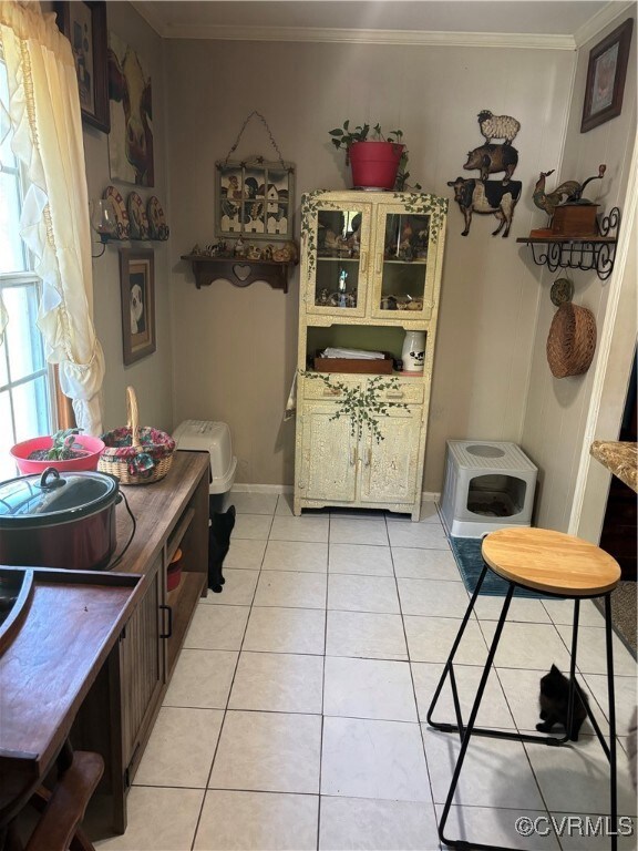 Kitchen with light tile patterned flooring, basebo