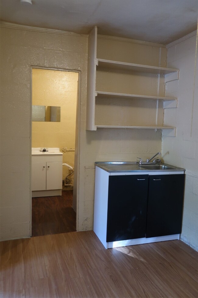 415 N Beauregard St unit 8, Alvin, TX 77511 - photo 5