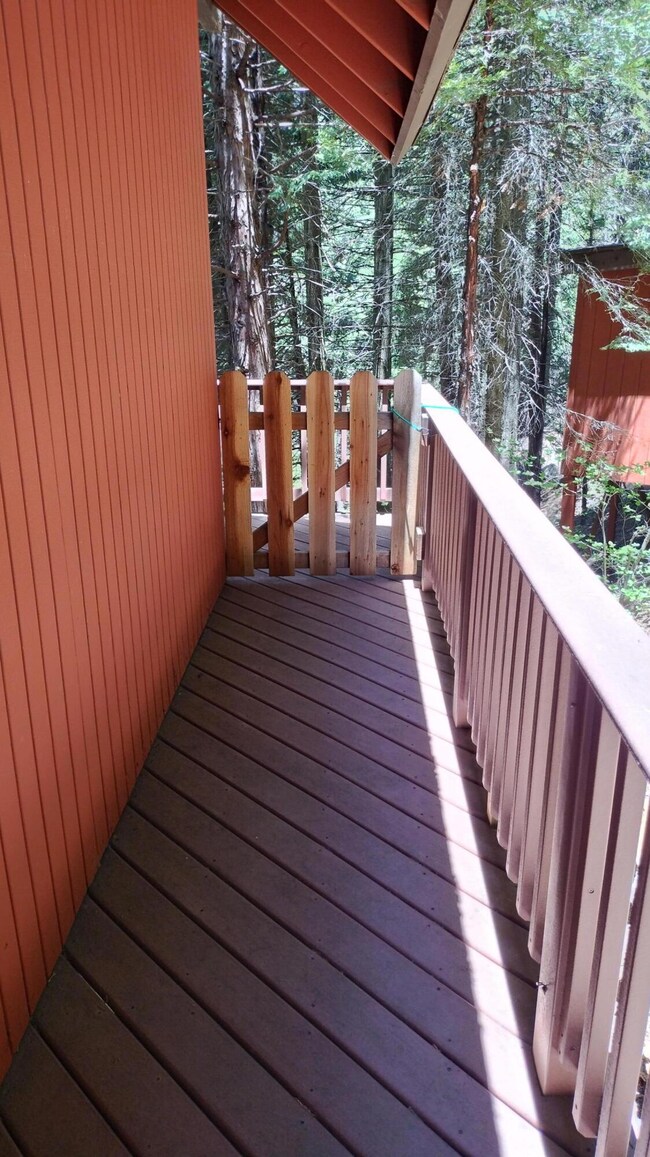 4.5-Front deck wraps around to living ro