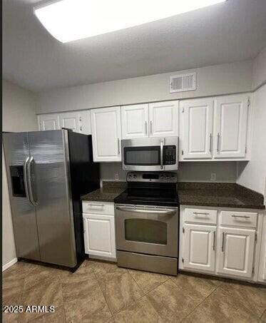 112 Kitchen Cabinets