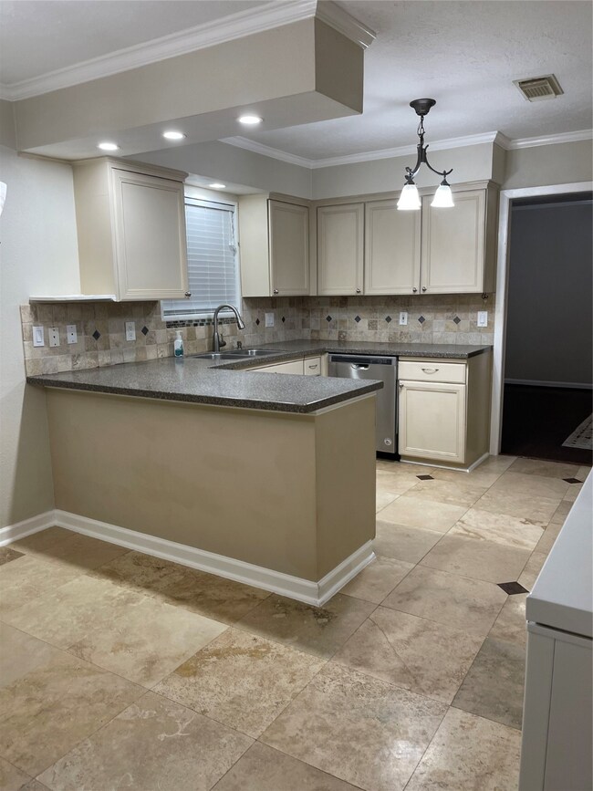 1010 Terrace Dr, Alvin, TX 77511 - photo 2