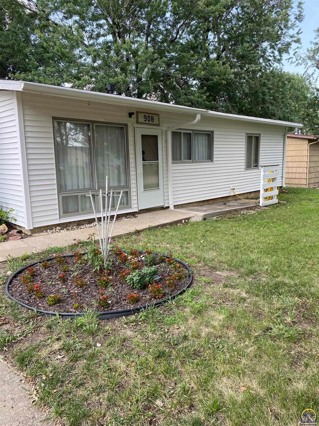 908 SW 32nd St, Topeka, KS 66611 - photo 2