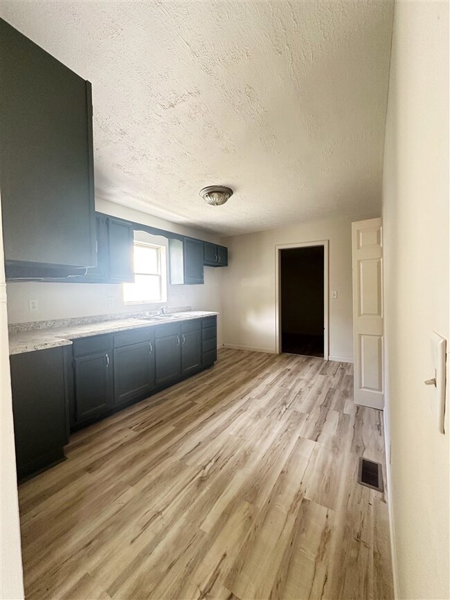 606 W 11th St, Connersville, IN 47331 - photo 3