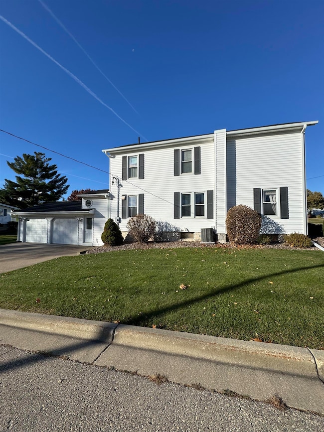 135 E Birch St, Lancaster, WI 53813 - photo 3