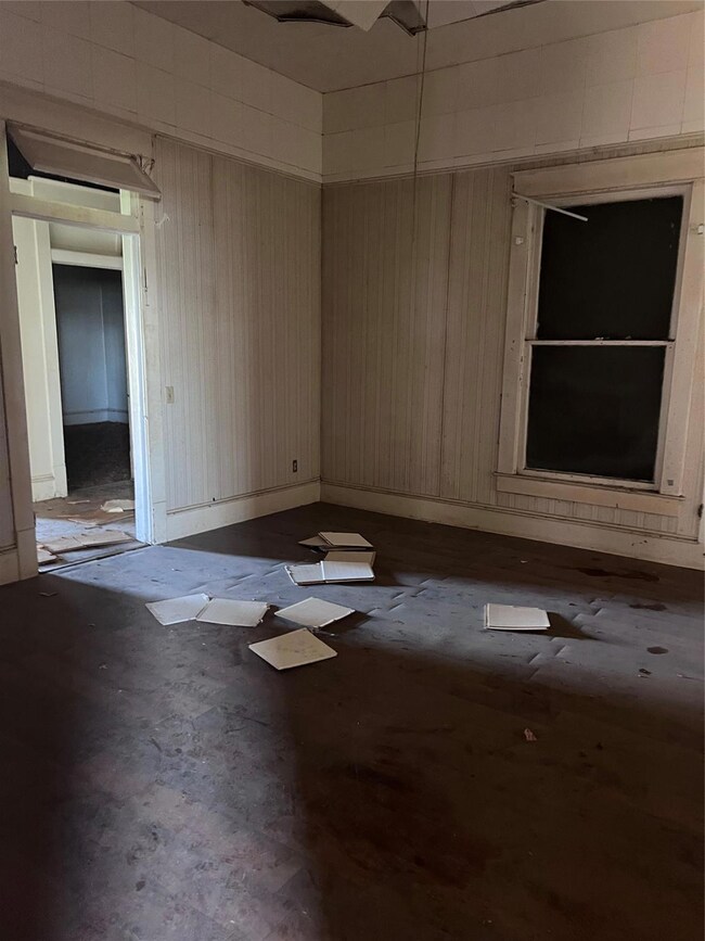 901 Trinity St, Cleburne, TX 76031 - photo 2