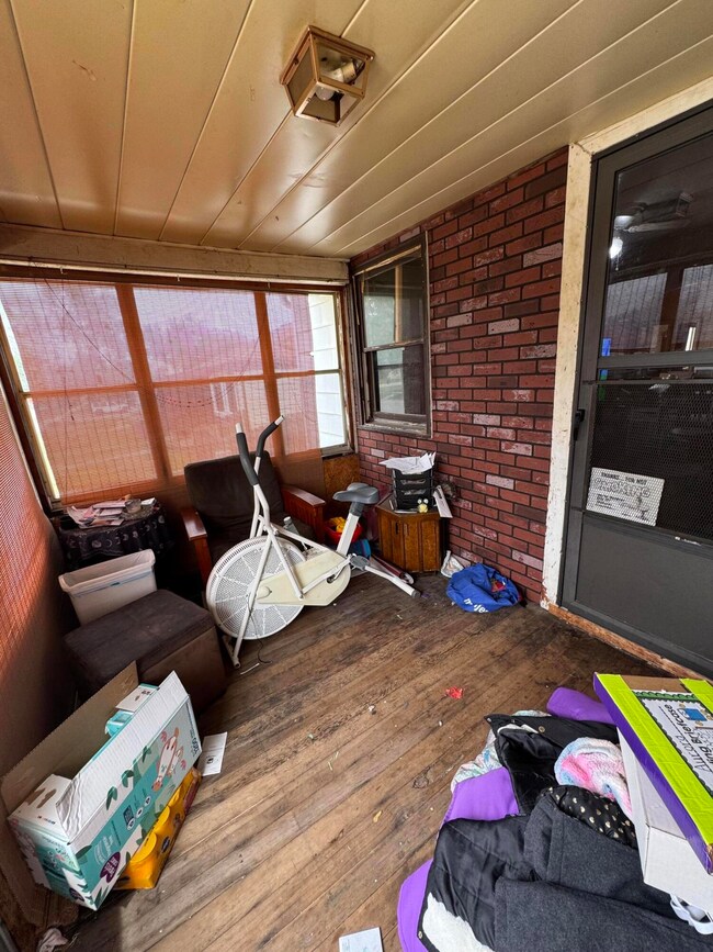 139 N Dwiggins St, Griffith, IN 46319 - photo 2