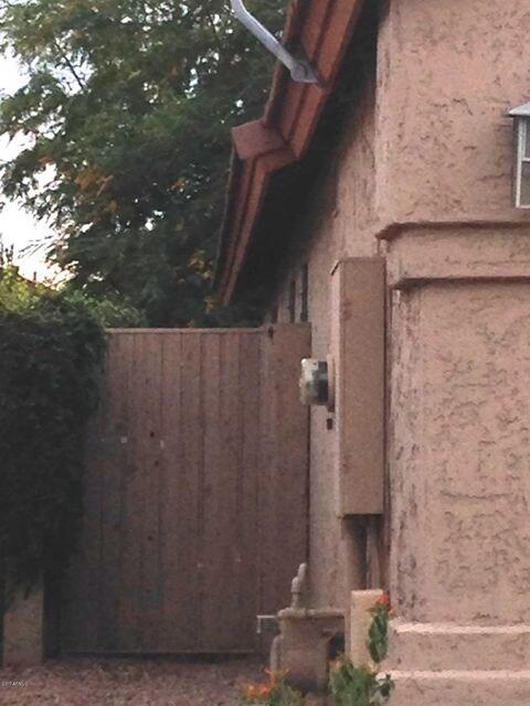 Side gate