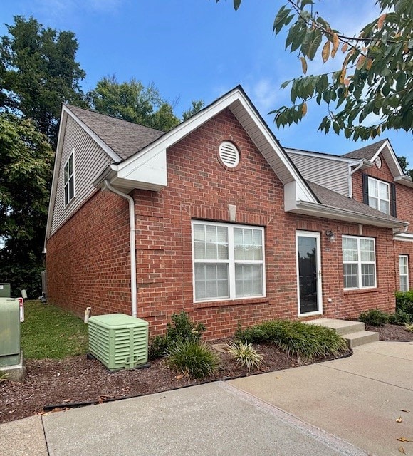 Lovely end unit backing to mature trees!