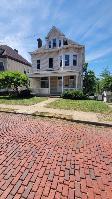 Corner lot on a beautiful red cobble stone street