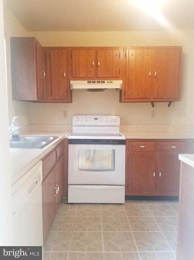 714 Crescent Ave, Reading, PA 19605 - photo 4