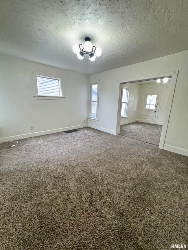 2325 Mckinley Ave, Davenport, IA 52802 - photo 4