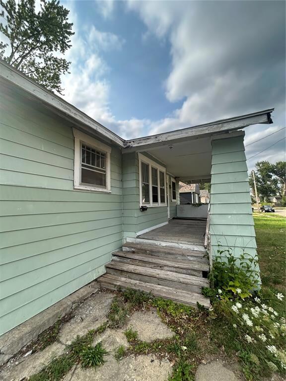 633 29th St SE, Cedar Rapids, IA 52403 - photo 2