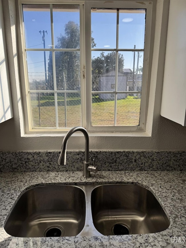 5416 Tamarack St, Bakersfield, CA 93307 - photo 7