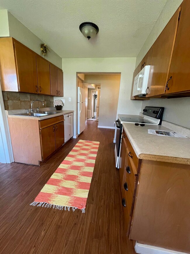 1918 Tremont St, Cedar Falls, IA 50613 - photo 6