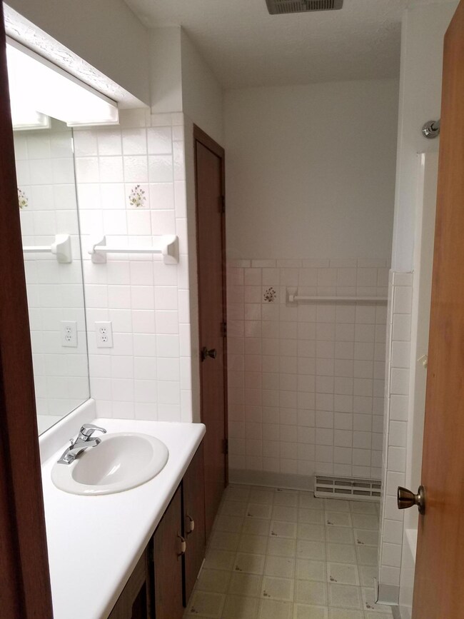 7621 Pickett Ln unit 2, Columbus, OH 43235 - photo 5