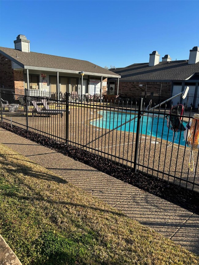 618 Bellaire Dr unit B, Hurst, TX 76053 - photo 3