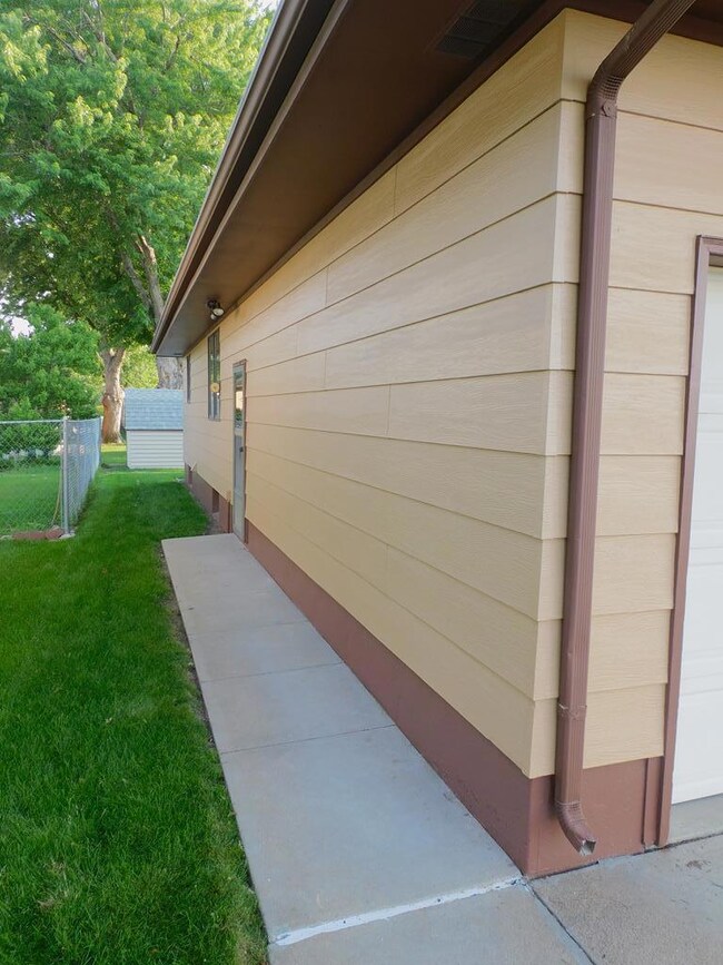 Side entrance to garage 