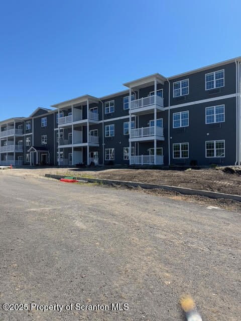 424 Circle Dr, Taylor, PA 18517 - photo 2