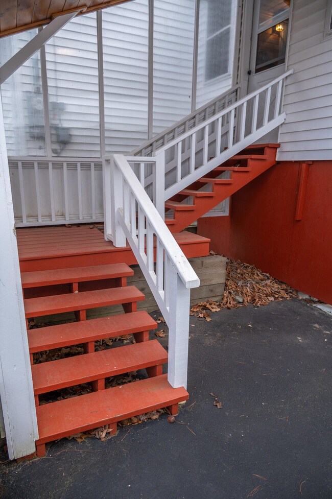 Exterior Side Entry-8322