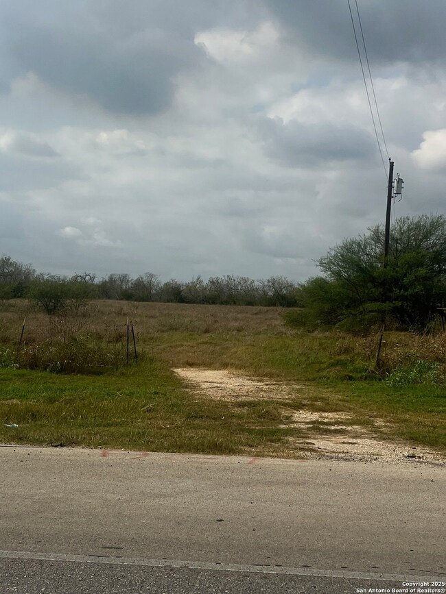 500 S Nixon Ave, Nixon, TX 78140 - photo 4