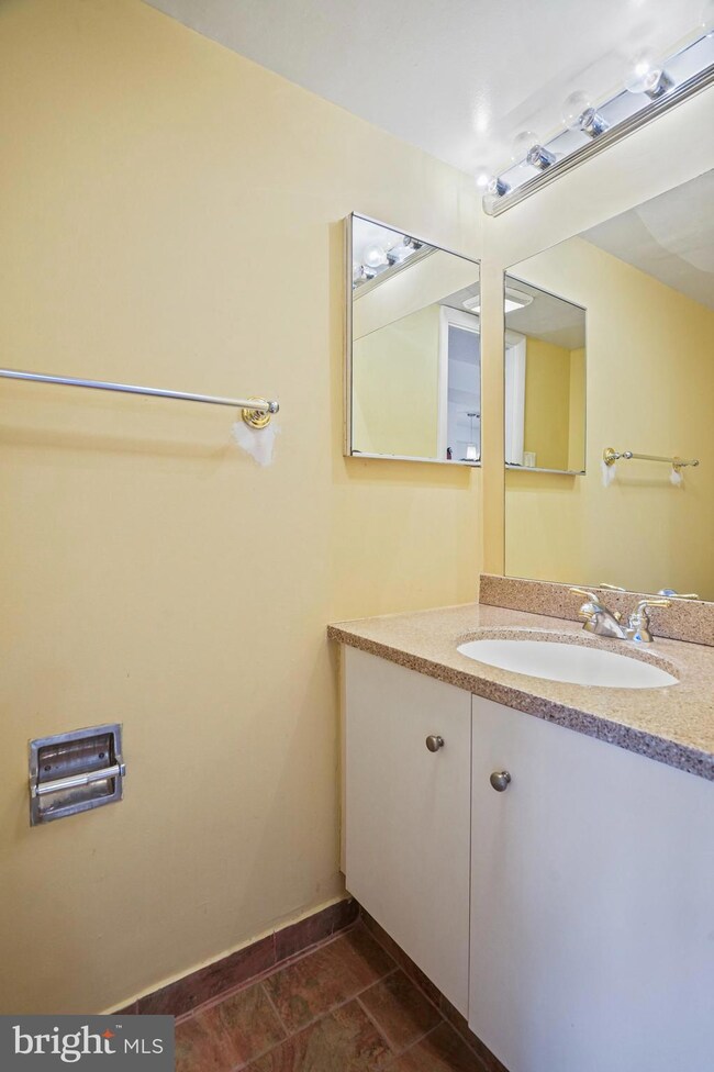 The Gibson unit 702, Washington, DC 20037 - photo 7