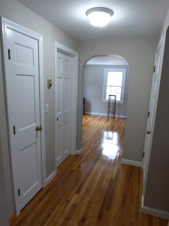 33 Gordon Dr, Londonderry, NH 03053 - photo 7