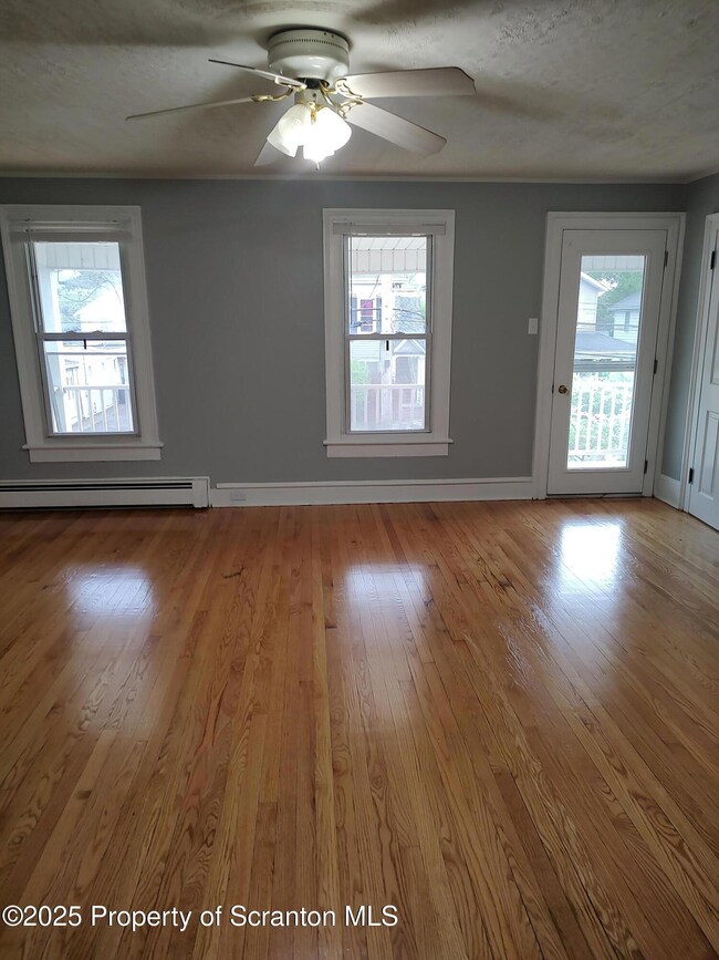 612 E Market St unit 2nd flr, Scranton, PA 18509 - photo 4