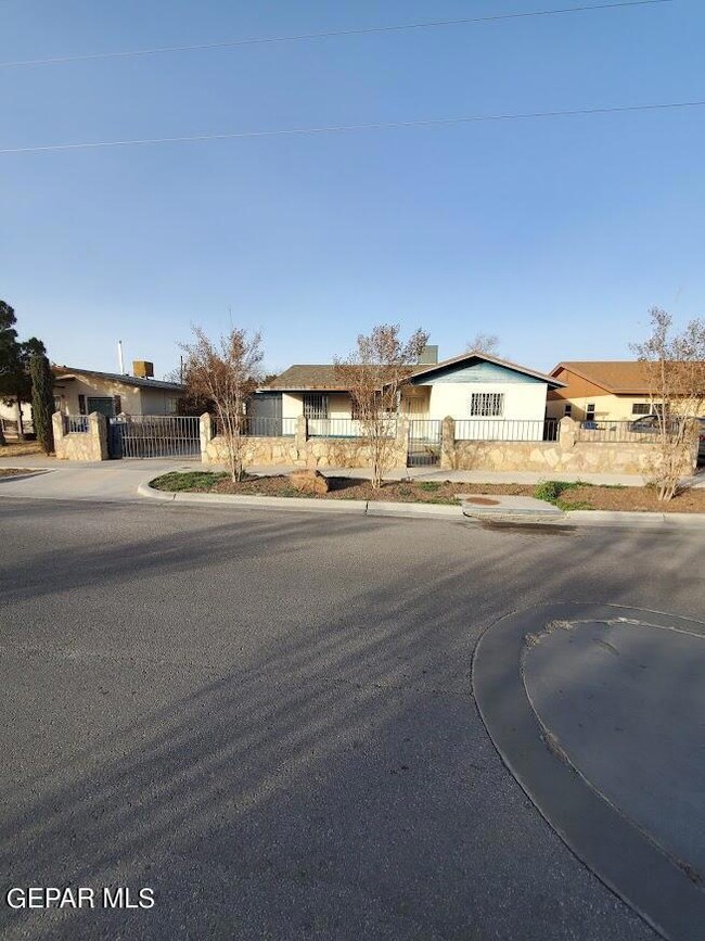 8117 Valley View Dr, El Paso, TX 79907 - photo 3