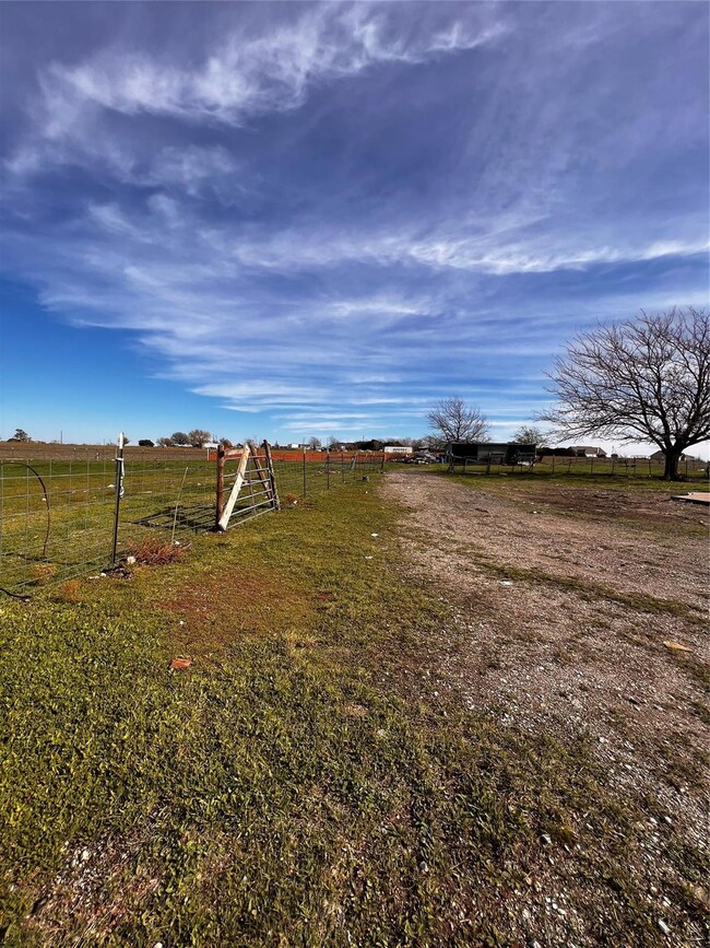 110 Crockett Rd, Weatherford, TX 76088 - photo 3