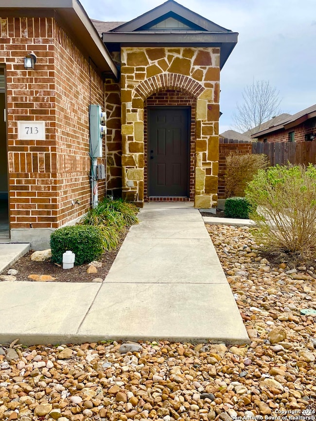 713 Creekside Cir, New Braunfels, TX 78130 - photo 2