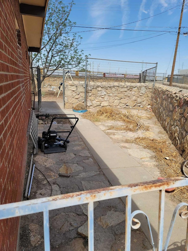 315 Cadwallader Dr, El Paso, TX 79915 - photo 4