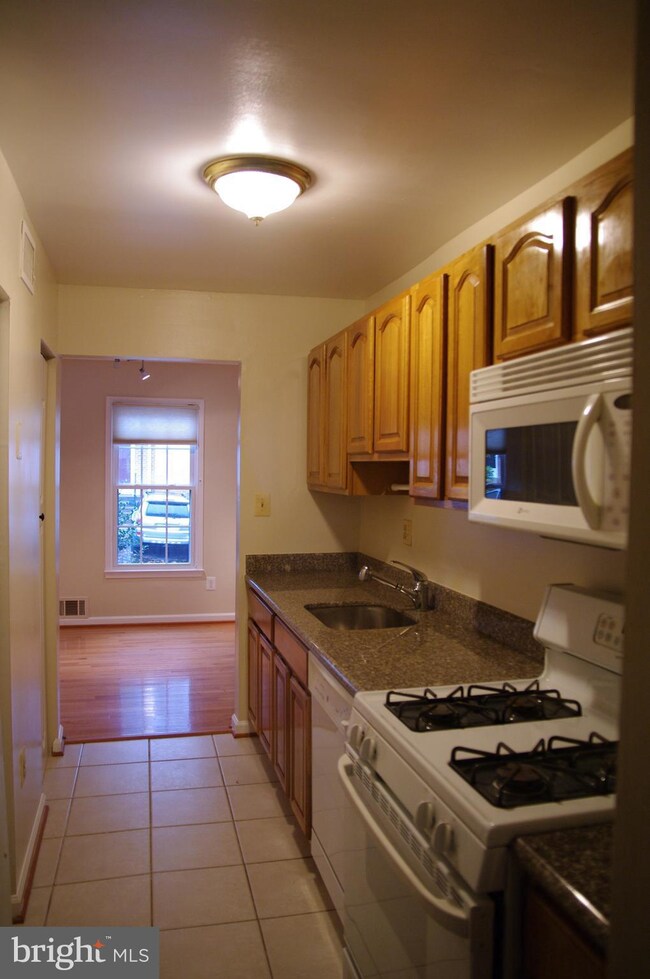 11849 Dunlop Ct, Reston, VA 20191 - photo 7