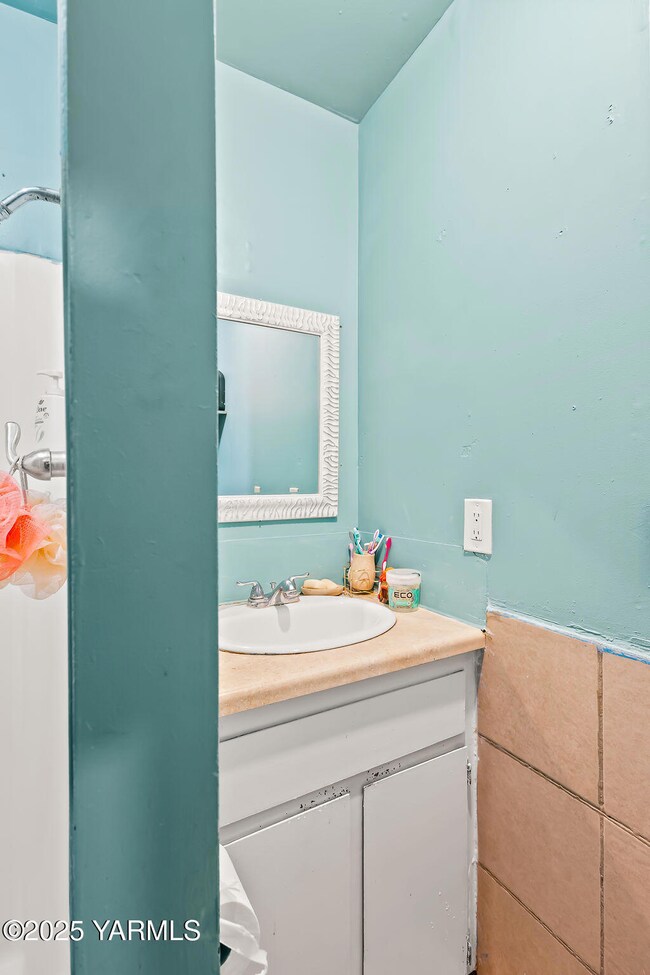 112 & 118 W Moxee Ave, Moxee, WA 98936 - photo 7