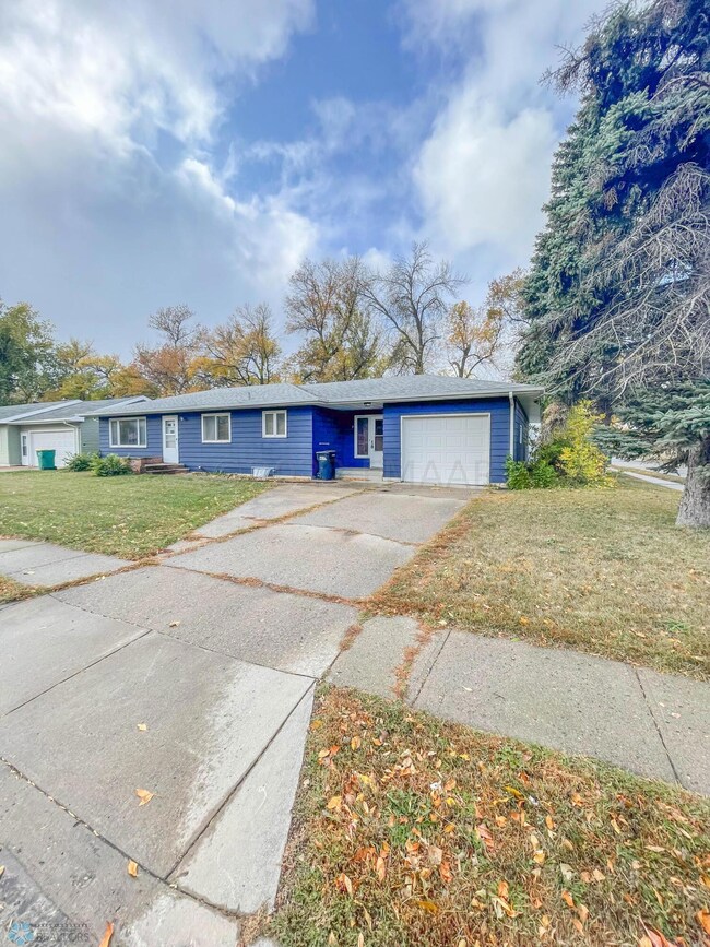702 Elm St, West Fargo