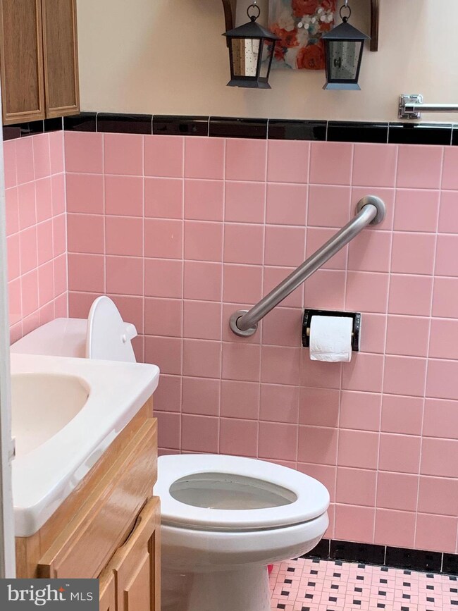 710 Oakwood Dr, Glenolden, PA 19036 - photo 5